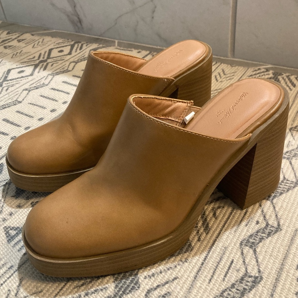 Universal Thread Chunky Heel Slip on Clogs size 8
